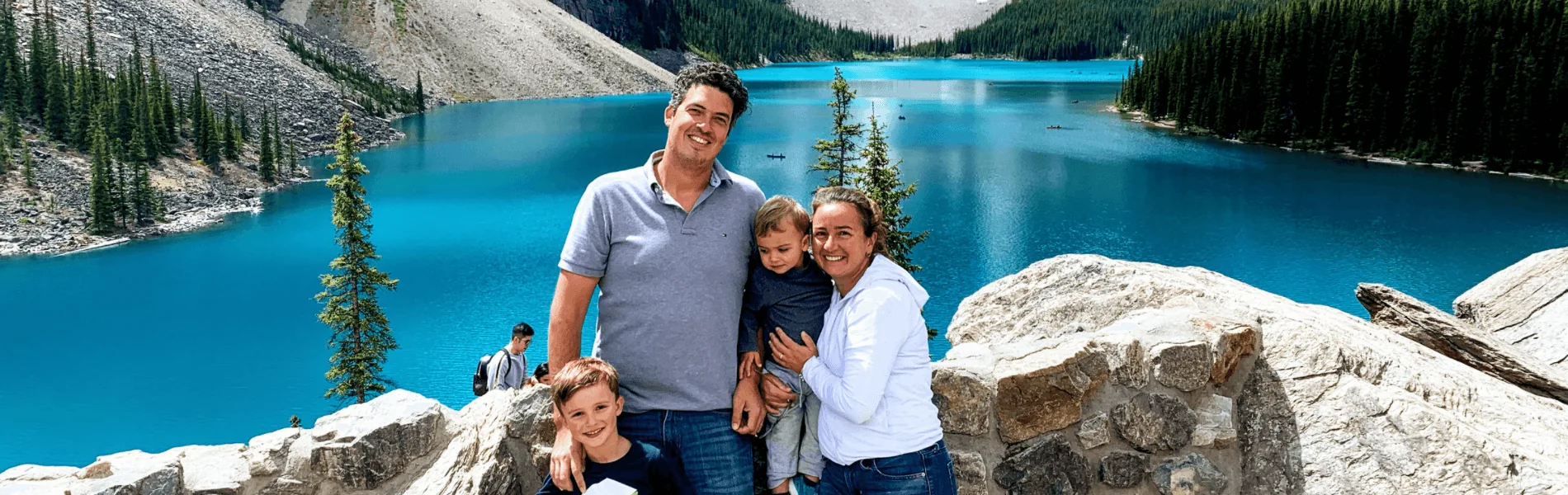 Família 4 Family Trip em uma viagem pelo Canadá, diante de lago e montanhas